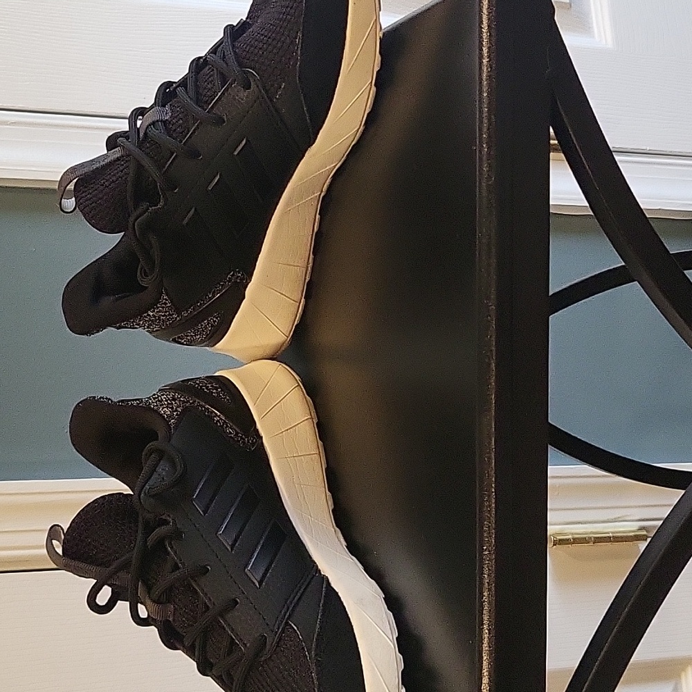 Sneakers - Picture 7 of 8